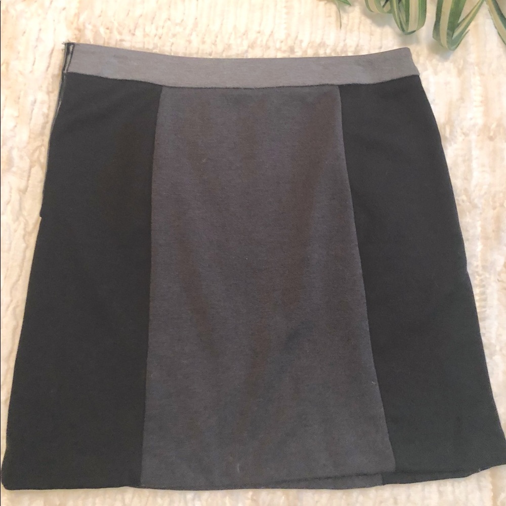 🌷Sale Items: $5🌷Modern Gray/Black Mini Skirt. L